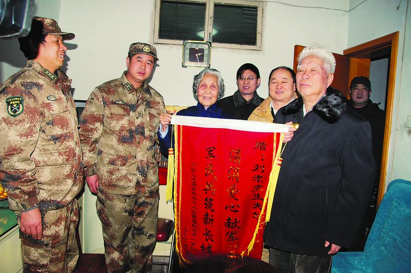 1月19日,家住鄭州市上街區(qū)的劉紹忠、李桂棠老兩口將300雙親手縫制的鞋墊贈予了中國人民解放軍駐滎陽某部隊。該部隊領(lǐng)導專程驅(qū)車來到他們家,為他們送上了一面錦旗,錦旗上“涓涓愛心獻軍營,軍民共筑新長城”14個燙金大字格外耀眼。劉紹忠、李桂棠兩位老人是中國長城鋁業(yè)公司的離休人員,都已年過80,自2004年開始,二老就在家縫制鞋墊,無償贈予上街區(qū)公安、消防及駐滎陽的部隊。近8年時間,他們共送出鞋墊3000余雙。許拓攝