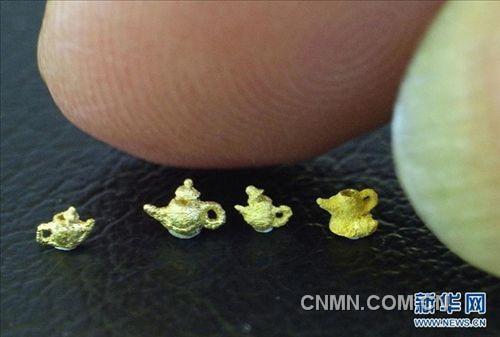 這是陳逢顯雕刻的“黃金茶壺”，每只壺尺寸約為0.2厘米（11月23日攝）。