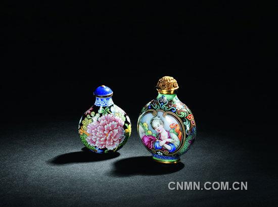 清雍正-畫(huà)琺瑯牡丹花荷包形鼻煙壺（左）、清乾隆-乾隆款御制銅胎畫(huà)琺瑯彩歐式仕女圖鼻煙壺