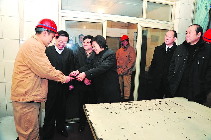 春節(jié)將至，中鋁鄭州企業(yè)領(lǐng)導(dǎo)非常關(guān)心勞模和困難職員工的生活。日前，中鋁鄭州企業(yè)協(xié)調(diào)委員會(huì)主任、中鋁河南分公司總經(jīng)理喬桂玲一行來到生產(chǎn)一線進(jìn)行節(jié)前慰問，送上了組織的溫暖和關(guān)懷。圖為喬桂玲（左四）親手把慰問金送到市級勞模、碳素廠員工高彥紅（左一）手中。
