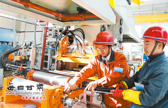 施工人員在調(diào)試設(shè)備。由八冶建設(shè)集團公司承建的金川集團公司年產(chǎn)5000噸鎳板帶材項目冷軋車間近日建成。