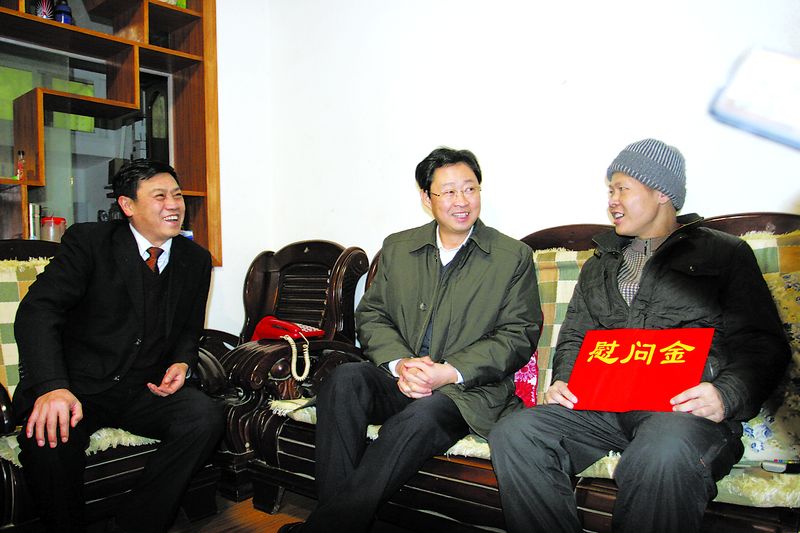 在兔年新春到來之際，中鋁公司領導分別深入到所屬企業(yè)開展慰問活動。1月28至31日，公司黨組書記、總經(jīng)理熊維平到中國鋁業(yè)廣西分公司、長沙有色冶金設計院和長沙勘察設計院慰問老模范、老干部和困難黨員、困難職工。