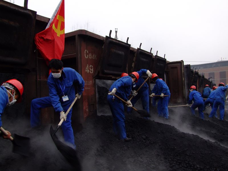 兩級(jí)機(jī)關(guān)黨員在大家春節(jié)余興未散之時(shí)，主動(dòng)請(qǐng)纓義務(wù)勞動(dòng)，緩解難題，用實(shí)際行動(dòng)踐行了“創(chuàng)先爭(zhēng)優(yōu)”。