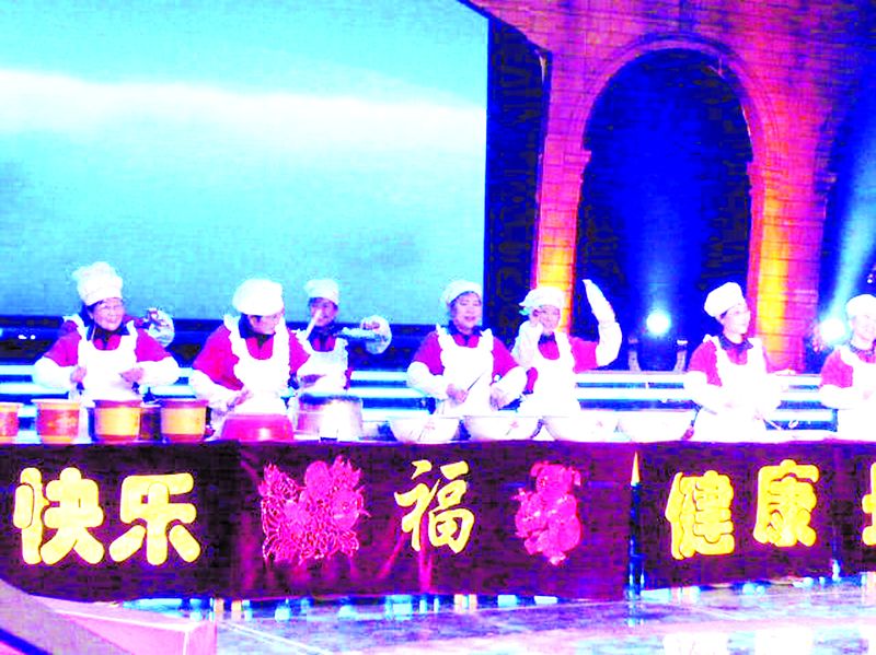 兔年正月初一，在中央電視臺(tái)《春節(jié)大廟會(huì)》的舞臺(tái)上，一群年過半百的老大媽，用花盆、臉盆、咸菜缸、碗碟……敲打出一曲曲優(yōu)美動(dòng)聽的鍋碗瓢盆打擊樂，引發(fā)了場(chǎng)內(nèi)一陣陣尖叫和歡呼……她們就是來自中鋁山東企業(yè)物業(yè)管理部的“快樂大媽”組合。