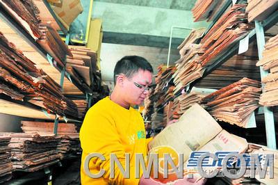 張立的報紙庫如同舊報資料室，這一“懷舊產(chǎn)業(yè)”為他淘來每月近萬元的收入。