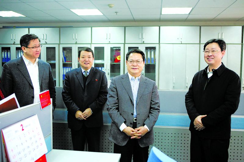 2月16日，中組部干部五局局長(zhǎng)高選民、副局長(zhǎng)石軍一行到創(chuàng)先爭(zhēng)優(yōu)聯(lián)系點(diǎn)中國(guó)鋁業(yè)公司，并深入中鋁國(guó)際貿(mào)易有限公司，通過(guò)考察黨支部活動(dòng)室、創(chuàng)先爭(zhēng)優(yōu)活動(dòng)展板，與基層黨員座談等形式，了解基層黨組織創(chuàng)先爭(zhēng)優(yōu)活動(dòng)開(kāi)展情況，對(duì)中鋁公司創(chuàng)先爭(zhēng)優(yōu)活動(dòng)進(jìn)行現(xiàn)場(chǎng)點(diǎn)評(píng)。中鋁公司黨組書(shū)記、總經(jīng)理，創(chuàng)先爭(zhēng)優(yōu)活動(dòng)領(lǐng)導(dǎo)小組組長(zhǎng)熊維平主持點(diǎn)評(píng)會(huì)。