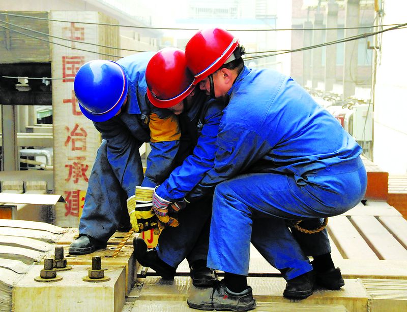 2月20日，焦作萬(wàn)方201技術(shù)示范生產(chǎn)線91臺(tái)槽開始通電投產(chǎn)。投產(chǎn)后，201槽預(yù)計(jì)比改造前電解槽噸鋁節(jié)電1000度以上。本次啟動(dòng)采用電解質(zhì)粉代替冰晶石啟動(dòng)技術(shù)，節(jié)約采購(gòu)費(fèi)用1500余萬(wàn)元。圖為員工正在拆除母線短路片。