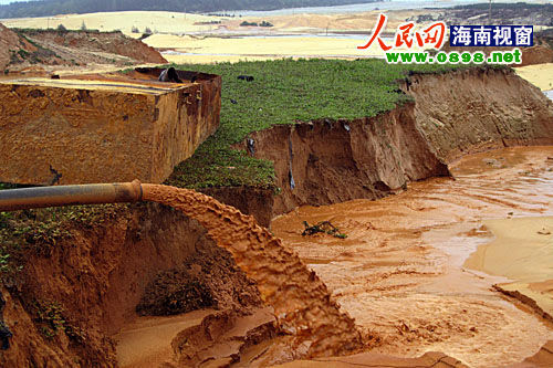 “粗大的水管正在排放采鈦礦產(chǎn)生的尾砂和污水。”在海南文昌市昌灑鎮(zhèn)白土村牧場坡附近，大型采礦機正在熱火朝天的運轉(zhuǎn)。為了2000多元的工資，兩位打工者不顧一切，被“圍”在數(shù)十米深的礦坑里工作。圖為文昌昌灑鎮(zhèn)白土村牧場坡附近的采鈦礦現(xiàn)場