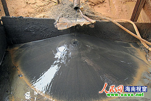 3月22日上午，記者在礦區(qū)看到數(shù)臺大型采礦機，其中一臺正在不停地運轉(zhuǎn)工作。而另一旁，數(shù)個大坑內(nèi)有粗大的水管正在排放采礦產(chǎn)生的尾砂和污水，顯得渾濁不堪。順著排污管往下流，含有大量沙子和泥漿的污水排放到農(nóng)田，使得破壞相當嚴重。