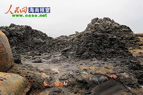 此時，來自湖南來此打工的夫妻倆正在辛勤的工作，從礦坑上往下看，許先生的妻子被“圍”著在操作抽水機，看起來十分危險。至于是否擔心自身的安全，“我們剛來沒多久，只要有活就做，老板一個月給我們2千多塊錢的工資。”許先生說。被問及是老板姓名及公司名稱時，許先生則是一問三不知。