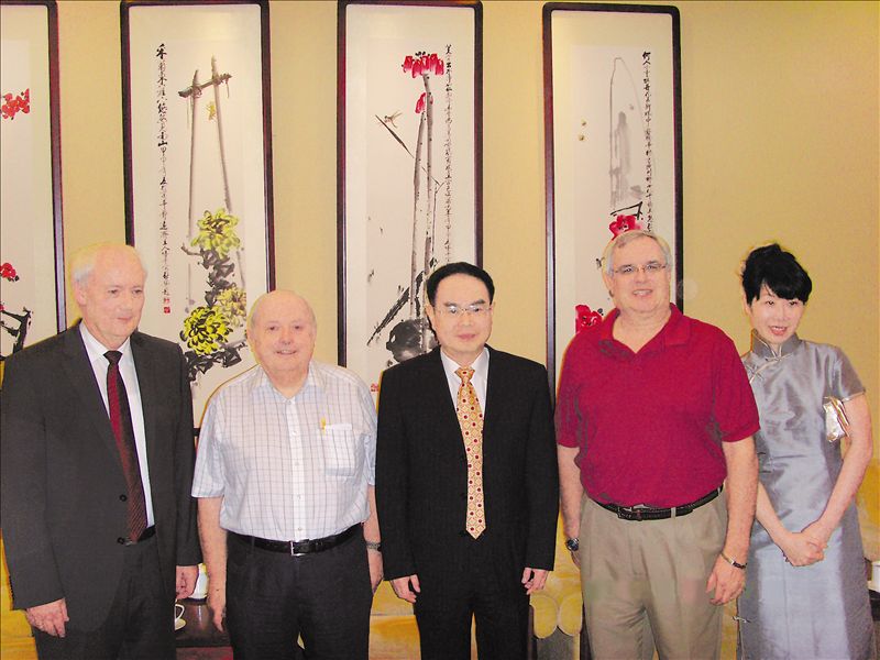 中國有色金屬工業(yè)協(xié)會(huì)會(huì)長陳全訓(xùn)日前在京會(huì)見了國際鎂業(yè)協(xié)會(huì)總裁肯·懷特先生、行政副總裁戈瑞格·派徹爾先生、國際鎂協(xié)執(zhí)行委員會(huì)委員暨海鎂特集團(tuán)總裁網(wǎng)特·法蘭克先生及國際鎂協(xié)亞洲區(qū)董事蔡文珊女士一行,雙方就如何進(jìn)一步加強(qiáng)合作與交流交換了意見。圖為 陳全訓(xùn)會(huì)長(中)會(huì)見國際鎂協(xié)總裁肯·懷特一行。