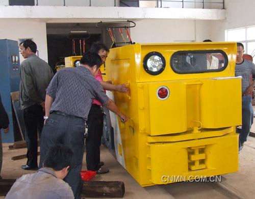 　　兩張加長(zhǎng)型的大卡車9月21日中午緩緩駛?cè)胨傻V動(dòng)力運(yùn)輸車間新調(diào)車場(chǎng)，經(jīng)過(guò)工作人員卸載、安裝，松礦首次引進(jìn)的兩輛20噸變頻調(diào)速電機(jī)車就此落戶1360平臺(tái)。隨著20噸變頻調(diào)速電機(jī)車的使用，將進(jìn)一步推動(dòng)松礦礦山裝備現(xiàn)代化和生產(chǎn)力自動(dòng)化水平的提高，加快礦山生產(chǎn)由勞動(dòng)密集型向技術(shù)密集型轉(zhuǎn)變。