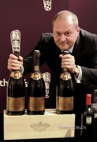 蘇富比亞洲區(qū)洋酒部主管樓柏禮(Robert Sleigh)及凱歌酒莊(Veuve Clicquot)直遞1921、1929及1947年珍罕歷史性年份香檳。
