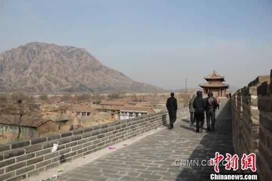 圖為雞鳴驛的城墻，遠(yuǎn)眺為雞鳴山。