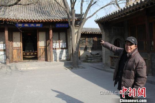圖為85歲得王緒老人指著文昌宮的正殿對記者介紹說，“雞鳴驛是國家的文物，一定要保護(hù)好”。