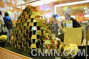參展的金行在現(xiàn)場展臺用金磚壘出小“金字塔”，吸引了眾多投資者的目光。