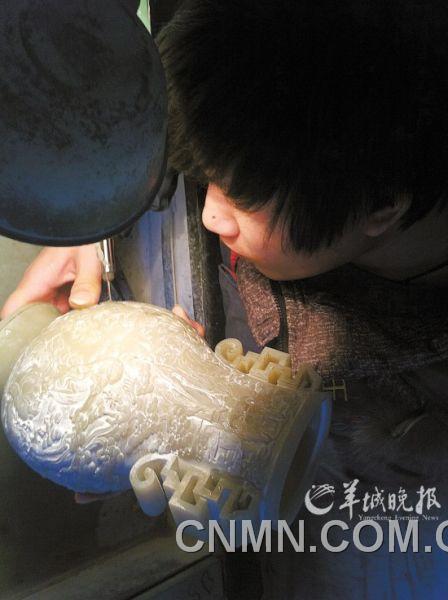 蚌埠仿古玉加工廠，工人正在雕琢玉器