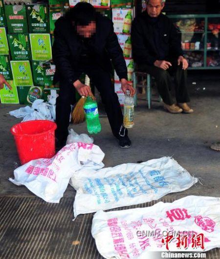 當(dāng)?shù)卮迕裣蛴浾哒故颈I礦企業(yè)所用的化學(xué)用品包裝袋。