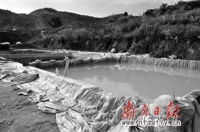 山間的洗礦池。