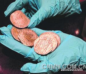 和“圣母號”一起在1804年沉入海底的金銀幣共有近60萬枚。（路透社）