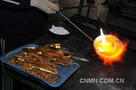 對黃金原料進(jìn)行回爐熔化，鑄成需要的材料金條。