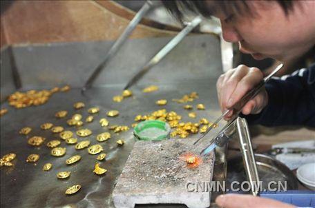 部分需要焊接、粘合的黃金飾品。