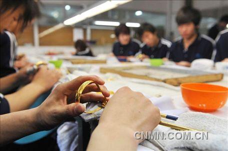 手鐲的最后工序“拋光與壓光”。