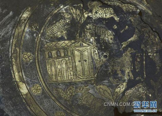 這是在克羅地亞溫科夫齊市博物館展出的新近出土的一件鍍金銀盤（3月29日攝）。