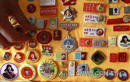 3月1日，房冠龍在展示自己收藏的120多枚關(guān)于雷鋒的紀(jì)念章。