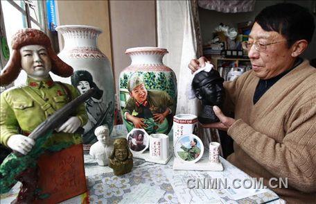 3月1日，房冠龍在家中整理部分藏品。