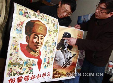 3月1日，房冠龍（左）向來訪的客人介紹自己最近添置的兩件藏品。
