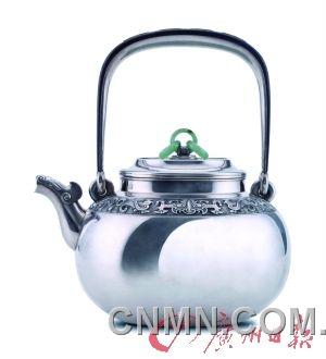 工藤延年造饕餮紋龍紋玉蓋銀壺以184萬元拍出。