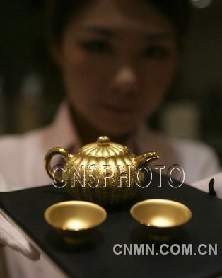 7月11日，“故宮心經(jīng)錦囊壺”和“心經(jīng)金碗”正式亮相北京菜百。由故宮博物院與國(guó)金黃金集團(tuán)聯(lián)合出品的此套“品茶”器皿，采用999純黃金的傳統(tǒng)制金工藝和現(xiàn)代工藝制成。“故宮心經(jīng)錦囊壺”重260克，首次以故宮館藏珍品“乾隆·綠漆地描金瓜棱壺”為原型，精工創(chuàng)造。“心經(jīng)金碗”重25克，刻有《般若波羅蜜心經(jīng)》，共268個(gè)字。