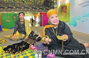 頌賽依德（右）年輕時便開始收藏馬來金飾，黃金對她來說是財富的象征，也可作為傳家之寶，代代相傳。