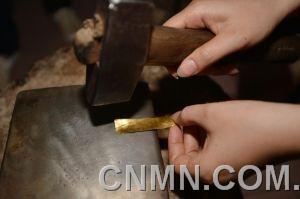 金箔鍛造大部分工序都需要人工操作，所以對技術(shù)要求很高。砸金片要求極高，有一錘沒砸好，一天的工作就可能白費(fèi)掉。