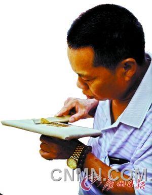 把鋪在烏金紙上的金箔用竹條挑起，切割成小片后用嘴吹氣再把金箔撩起到玉扣紙上，這些步驟都不能直接用手觸碰到金子。