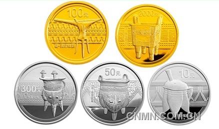 　　8月31日，中國人民銀行將發(fā)行中國青銅器金銀紀(jì)念幣(第一組)一套。該套紀(jì)念幣共5枚，其中金幣2枚、銀幣3枚，均為國家法定貨幣，由中國金幣總公司總經(jīng)銷。該紀(jì)念幣預(yù)計將于9月中旬亮相沈城。