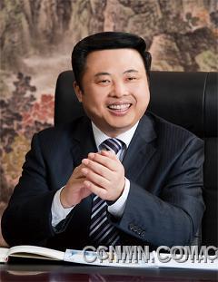 天能集團董事局主席張?zhí)烊? /></p>
<p><br />　　全國人大代表、天能集團董事局主席張?zhí)烊螌π履茉串a(chǎn)業(yè)的關(guān)注度非常大，在為今年“兩會”準備的9條議案及建議中，就有5條涉及加快建設(shè)廢舊電池回收體系、盡快出臺電動自行車國家新標準、推動低速短程電動汽車發(fā)展、暫緩征收鉛蓄電池消費稅等新能源相關(guān)問題。<br />　<strong>　一、及時清理涉企過時政策規(guī)章<br /></strong>　　“企業(yè)發(fā)展離不開政策法規(guī)，改革開放30多年，各級政府部門出臺了大量政策、規(guī)章、文件，一些政策、規(guī)章、文件已經(jīng)完成使命，退出了歷史舞臺，但也有不少因為種種原因，存留了下來。”張?zhí)烊谓榻B說。<br />　　客觀上看，這些存留下來的政策、法規(guī)、文件，它們在當時的社會條件下起到一定的作用，不過隨著時間的推移與社會的發(fā)展，有的相互抵制，有的干脆成了阻礙生產(chǎn)力發(fā)展的“籬笆”，少數(shù)不積極或不作為的部門，甚至會拿著這些“籬笆”圈自己的利益、向企業(yè)提無理要求。這在很大程度上傷害了企業(yè)的積極性與主動性，給企業(yè)發(fā)展帶來很大阻礙。<br />　　為進一步優(yōu)化我國企業(yè)經(jīng)濟發(fā)展的法制環(huán)境，促進企業(yè)轉(zhuǎn)型升級，張?zhí)烊谓ㄗh國務院有關(guān)部門牽頭，組織各級政府有關(guān)部門在全國范圍內(nèi)對涉及企業(yè)生產(chǎn)經(jīng)營的一系列政策、法規(guī)、文件做一次系統(tǒng)的梳理，重點清理和修改不符合市場經(jīng)濟發(fā)展要求、不利于企業(yè)轉(zhuǎn)型升級的有關(guān)文件，要將清理工作與全面清理涉及向企業(yè)收費、攤派的規(guī)定結(jié)合起來，從制度上、源頭上切實解決企業(yè)負擔過重的問題。<br />　　建議對以下列情形之一的，應當予以修改：1.部分內(nèi)容與上位法不一致或者相抵觸的;2.國家政策重大調(diào)整，政府規(guī)章、規(guī)范性文件的部分內(nèi)容與之不適應的;3.部分內(nèi)容明顯不適應經(jīng)濟社會發(fā)展需要的;4.部分內(nèi)容的程序、可操作性不強，需要予以細化和完善的;5.政府規(guī)章、規(guī)范性文件之間對同一事項的規(guī)定不一致的;6.其他原因需要予以修改的。<br />　　有下列情形之一的，應當予以廢止：1.主要內(nèi)容與上位法或者國家政策相抵觸的;2.依據(jù)的法律、法規(guī)已廢止或者宣布失效的;3.主要內(nèi)容已被新制定或者修訂后的法律、法規(guī)、規(guī)章涵蓋的;4.主要內(nèi)容已被新制定的政府規(guī)章、規(guī)范性文件替代的;5.主要內(nèi)容已不適應經(jīng)濟社會發(fā)展需要的。<br />　　<strong>二、加大低速短程電動汽車推動力度<br /></strong>　　“市場上運行的電動汽車有高速車和低速車兩類，目前低速短程電動汽車銷量遠遠大于高速電動汽車，贏得了廣泛的市場。”張?zhí)烊握f，高速電動汽車與低速短程電動汽車相比較，其性價比不具備競爭優(yōu)勢。在節(jié)能減排和生態(tài)文明建設(shè)的推動下，我國正大力發(fā)展綠色交通，加快建立以低碳為特征的交通運輸體系，他建議國家相關(guān)部門出臺相關(guān)政策，進一步推動低速短程電動汽車發(fā)展。<br />　　“一要制定電動汽車技術(shù)標準，促進低速短程電動汽車發(fā)展。二要明晰發(fā)展政策，鼓勵技術(shù)創(chuàng)新。三要合理布局產(chǎn)業(yè)發(fā)展，規(guī)劃配套設(shè)施建設(shè)。四要出臺管理辦法，解決車輛上路問題。五要完善服務體系，確保電池回收。”張?zhí)烊谓ㄗh。</p>
<p> </p>
 <p style='text-align:center'>[1]<a href='ShowNews1.aspx?id=263719&page=2' target='_self'><b>[2]</b></a> <a href='ShowNews1.aspx?id=263719&page=3' target='_self'><b>[3]</b></a> <a href='ShowNews1.aspx?id=263719&page=2' target='_self'>下一頁</a></p></div>
                    <p class=