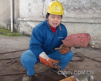 　　　　即將退休的丁仲榮仍堅(jiān)守崗位，作為江銅集團(tuán)一名普通電焊工，她在電焊崗位已經(jīng)工作了30多個(gè)年頭，曾被授予“全國(guó)先進(jìn)女職工”、“全國(guó)三八紅旗手”等榮譽(yù)稱號(hào)。