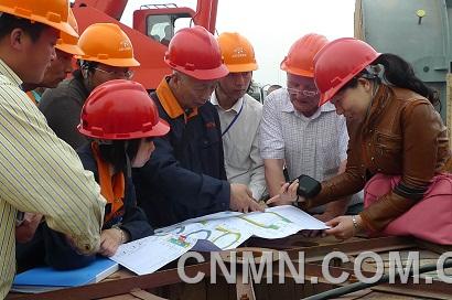 C.共同建設(shè)新興產(chǎn)業(yè)。陜西有色天宏公司女職工與專家一起參與建設(shè)多晶硅生產(chǎn)線。 (1)