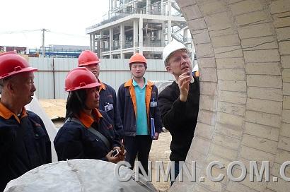 C.共同建設(shè)新興產(chǎn)業(yè)。陜西有色天宏公司女職工與專家一起參與建設(shè)多晶硅生產(chǎn)線。