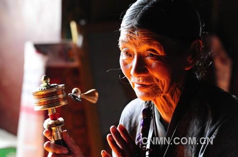 一名藏族老人在西藏自治區(qū)山南地區(qū)昌珠寺手搖轉(zhuǎn)經(jīng)筒，虔誠(chéng)地誦念佛經(jīng)