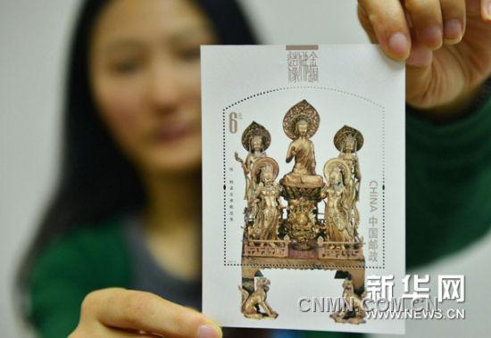 6月14日，浙江郵票公司的工作人員展示《金銅佛造像》特種郵票小型張“隋·銅鎏金佛教造像”。