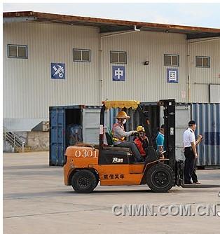 7月12日，鷹潭貴溪市銅拆解加工園內(nèi)一輛叉車正在搬運(yùn)從國外運(yùn)來的廢舊五金