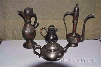 中國(guó)歷朝歷代出品了很多出色的瓷水壺，有個(gè)收藏家藏有一千多把中國(guó)古代瓷水壺，可謂“壺專家”。然而，我總覺得瓷水壺雖然好看細(xì)膩，但碰不起，難以保存。而銅的水壺則比較耐用，造型生動(dòng)，質(zhì)地精良，尤其是國(guó)外的銅壺。