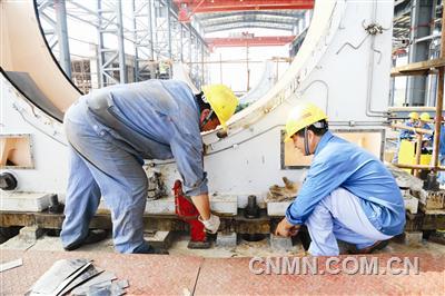 近日，在銅陵有色沙溪銅礦建設(shè)中，銅冠建安安裝公司承擔(dān)了磨浮車間兩臺大型設(shè)備的安裝。其中，半自磨機(jī)直徑8．5米、凈重709噸，球磨機(jī)直徑6．2米、凈重832噸，均是銅陵有色磨浮系統(tǒng)中最大的設(shè)備。半自磨機(jī)自7月底開始安裝，目前正在安裝半自磨機(jī)主軸底座，間距在7．6米的兩個底座間橫向中間線安裝誤差不能超過1毫米，安裝精度要求極高。為確保精確度，該公司職工在安裝底座中反復(fù)檢測，不斷調(diào)整，全力按設(shè)計(jì)要求做好施工。