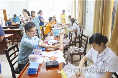 為響應(yīng)江西省獻(xiàn)血辦、江西省血液中心《關(guān)于組織公民義務(wù)獻(xiàn)血通知》的號(hào)召，南昌硬質(zhì)合金有限責(zé)任公司近日組織職工進(jìn)行無償義務(wù)獻(xiàn)血活動(dòng)。此次義務(wù)獻(xiàn)血活動(dòng)共有來自各生產(chǎn)單位、職能部門50余位愛心獻(xiàn)血者參加，成功獻(xiàn)血者達(dá)45人，短短半天時(shí)間共獻(xiàn)血12000余毫升。