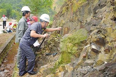 　9月9日～11日，近80名來(lái)自廣東省地質(zhì)局、省核工業(yè)地質(zhì)局、省有色金屬地質(zhì)局的中青年地質(zhì)技術(shù)人員，聚集在風(fēng)景秀麗的肇慶市鼎湖山腳下，一連三天，展開(kāi)有“理論考試、巖礦鑒定、野外實(shí)操”為主要內(nèi)容的“全省礦產(chǎn)地質(zhì)專業(yè)技術(shù)人員職業(yè)技能競(jìng)賽”，互相PK，軋金奪銀。這是廣東省地質(zhì)系統(tǒng)自2008年以來(lái)開(kāi)展的第六次職業(yè)技能大賽。