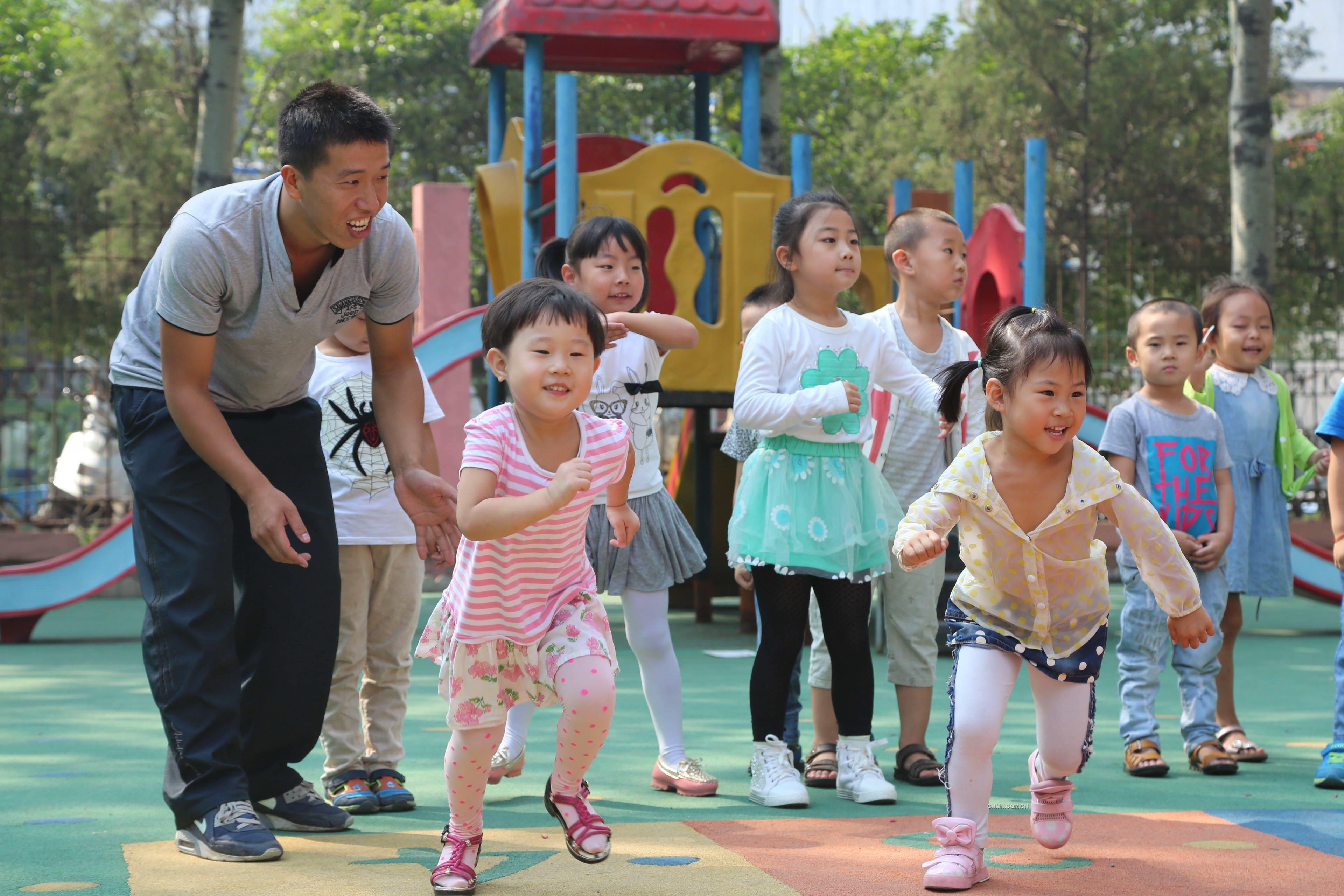 又是一年教師節(jié)，即將到來(lái)的教師節(jié)將是原濤作為男幼兒教師度過(guò)的第三個(gè)教師節(jié)。談及這兩年的幼教經(jīng)歷，原濤介紹道，從最初的親朋好友的不理解，到現(xiàn)在大家的支持，而且小朋友們和他相處的已經(jīng)無(wú)話不說(shuō)了。