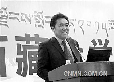  適逢西藏自治區(qū)50歲生日，記者在拉薩見到了多吉，作為我國首位中國工程院藏族院士，也是西藏地區(qū)唯一一位院士，多吉院士已從地質勘探一線退居12年，一直從事地質相關的管理工作，目前是自治區(qū)人大常委會副主任兼任自治區(qū)國土資源廳總工程師。